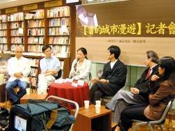 「書的城市漫遊」活動從台北開跑。圖為主辦單位代表及參與作家，彭鏡禧、王文華、廖美立、陳義芝、王文興與鍾文音(由左至右)