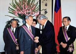 2000年由李登輝總統頒授二等景星勳章，以表揚陳慧坤藝術成就。