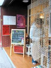 「小小書房」門前豐富的藝文訊息，就足以逛上好一段時間。