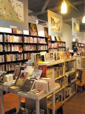 布置溫馨的書店，專賣文史哲藝術與童書類書籍。