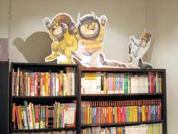 從書中跑出的人物，讓店內空間更顯活潑。