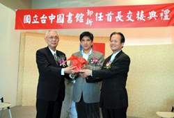 行政院文建會副主委洪慶峰(右)接下印信，暫代國中圖館長職務(文建會提供)