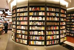 書店內開放式書架(李悅心攝)
