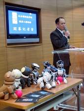 「機器人博物館」內可見五代同堂的智慧型新力愛寶狗。圖為博物館主持人潘同泰博士發表設立宗旨。