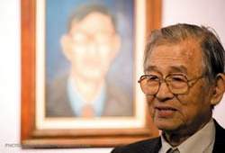 85歲高齡的陳千武先生在特展開幕當天，親自為觀眾解說展品背後的故事。