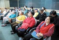 國中圖邀仁愛之家老人共賞老電影。(國中圖提供)