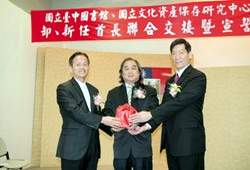 文建會調整人事，國中圖館長由原文建會第三處處長楊宣勤 (右) 調任。
