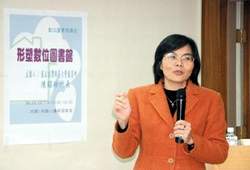 陳昭珍老師應邀至國立台中圖書館講述「型塑數位圖書館」議題。(國中圖提供)