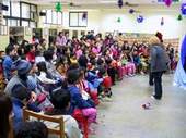 到館內演出的新竹縣文化局實驗劇坊，場場爆滿。(竹東鎮立圖書館提供)