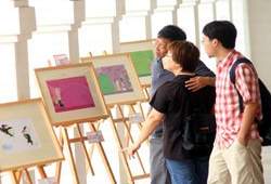 得奬優秀作品展示於國家三級古蹟後古典時期文藝復興式建築迴廊上，吸引愛好圖畫書的眾多民眾駐足欣賞。
