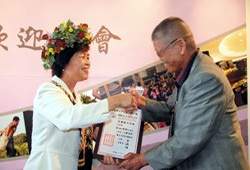 樂生療養院致贈翁主委感謝狀，以表達對文建會的感謝。