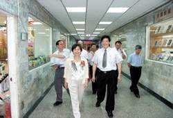 行政院文化建設委員會翁主委金珠(前左一)於5月28日蒞臨國立台中圖書館視察，由楊館長宣勤(前右一)親自接待。