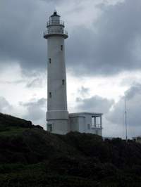 綠島燈塔頂著天、傍著海。