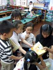 一箱四十本的圖書,成為「上課四十分鐘的行動圖書館」。
