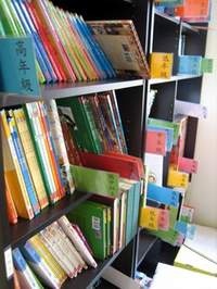 請專業師資為「愛的書庫」列出的書籍採購清單，再依年級劃分。