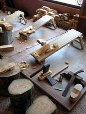 進駐館內的老師父，所使用的傳統木屐製作工具。