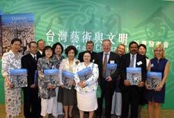 《TAIWAN ART AND CIVILISATION》新書發表記者會上，除了文化總會秘書長陳郁秀(左五)外，還有許多國內外貴賓共同參興及支持。