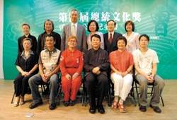 總統文化奬得奬人及代表(前排)與主辦單位、評審團代表(後排)合影。(侯聰慧攝)