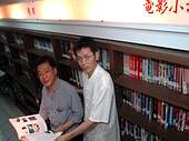 沙鹿鎮立深波圖書館以電影講痤、延伸閱讀,促進館內書籍流通。圖右起為館長陳錫冬、講師劉森堯。(沙鹿鎮立深波圖利提供)
