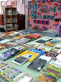 定期「主題書展」讓好書被看見。(李欣如攝)