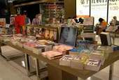 「2006開卷好書奬」得奬書籍在誠品等各大書店舉辦書展,並播放首次嘗試的BV。(中時開卷提供)