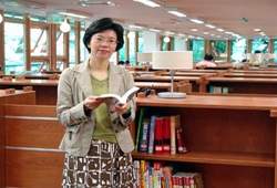 台北市立圖書館館長曾淑賢，攝於北投分館開幕當天。(北市圖提供)