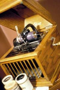 愛迪生發明了留聲機（Edison Phonograph），所謂的「會說話的機器」，利用在臘質的滾筒上切割留下的痕跡就可以重播音響的功能。