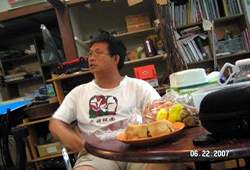 黃麟一很健談，店裡隨時有許多零食招待，真的很客廳化。