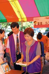 文建會主委翁金珠(右)在國中圖館長楊宣勤陪同下，悠遊書海。