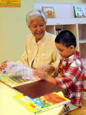 連奶奶也陪著孩子閱讀。