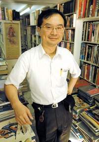 店老闆邱士峰絶不打擾客人找書的樂趣。