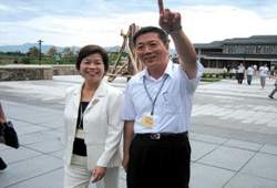 文建會全國文化主管會議在國立宜蘭傳藝中心展開。傳藝中心主任林德福(右)向翁主委(左)介紹深具傳統藝術氣息的民藝大街。