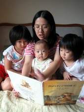 陳甯與孩子們共同享受閱讀的喜悅