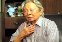 鍾肇政想要在老得不能動之前，動口談自己的口述歷史。(蒲公英文教基金會提供)