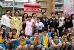 全國43所學生美術館已陸續揭牌，圖為翁主委至蘆洲市忠義國小揭牌。