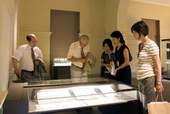 神奈川文學館館長參觀國立台灣文學館展覽。