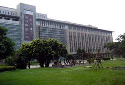 走過震災的興大圖書館。