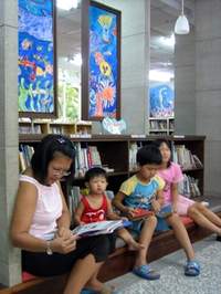台中縣大安鄉立圖書館的海底世界意象，是社區美術班師生的作品。(李欣如攝)