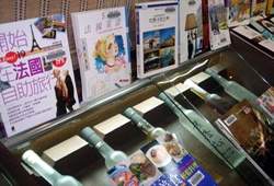 配合法國讀書樂活動，信義鄉立圖書館將書與農會的梅酒做了完美結合。(信義鄉立圖書館提供)