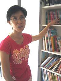 書架上的每一本書與鄭雅芬一家人都有訴不盡的情感。