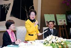 呂副總統(中)、文建會主委翁金珠(左) 與教育部次長吳財順(右) 共同出席贈書儀式。