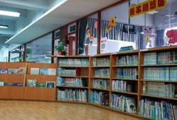 舖木質地板的親子閱讀區。