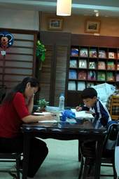 圖書館的環境宜人,親子同享書香樂。