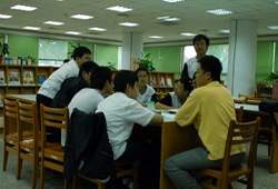 學校師生利用圖書館進行討論。