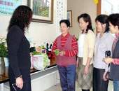 新社鄉鄉民代表會主席的夫人郭冬妹從田裡回來，順道送來一袋鮮嫩的有機油菜。