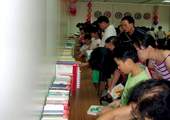 每年一度好書交換活動,四張犁圖書館擠進人潮。