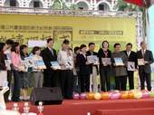 與會人員於舞台上齊聲推廣「樂讀理想國─台彎公共圖書館特展」活動,宣佈活動開始。