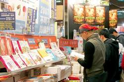 展場人潮洶湧，想要挖到寶，除了精挑細選外，事先資訊準備充足是非常必要的。