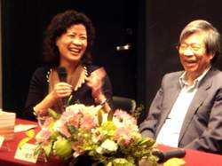 鄭清文與女兒鄭谷苑亦父亦友，對話間笑點不絶。