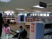 圖書館中各種藏書與館室齊備,陳設上讓人有一種溫馨的感覺。
